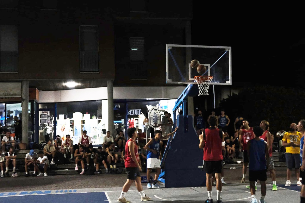 Villa Verucchio, la piazza gremita per il torneo di basket in ricordo di Raffo e Poss - 