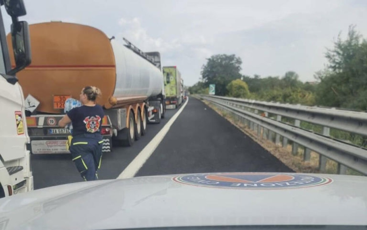 Inferno di caldo sulla A1: furgone si ribalta, un morto e due feriti. Volontari tra le auto per distribuire l'acqua - 