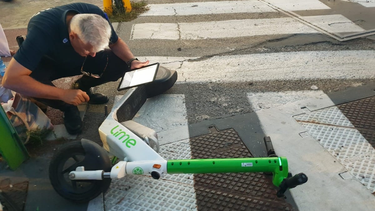 Rimini, perde il controllo del monopattino e sbatte la testa: trauma cranico per una 20enne - I rilievi della Polizia Locale 