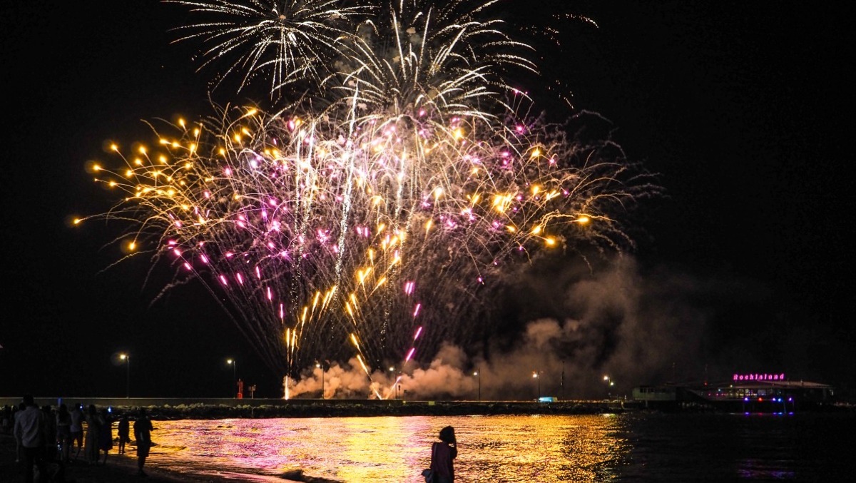 Ferragosto a Rimini, una settimana di eventi tra mare, musica e spettacoli: ecco il programma - Fuochi d'artificio sulla spiaggia di Rimini 