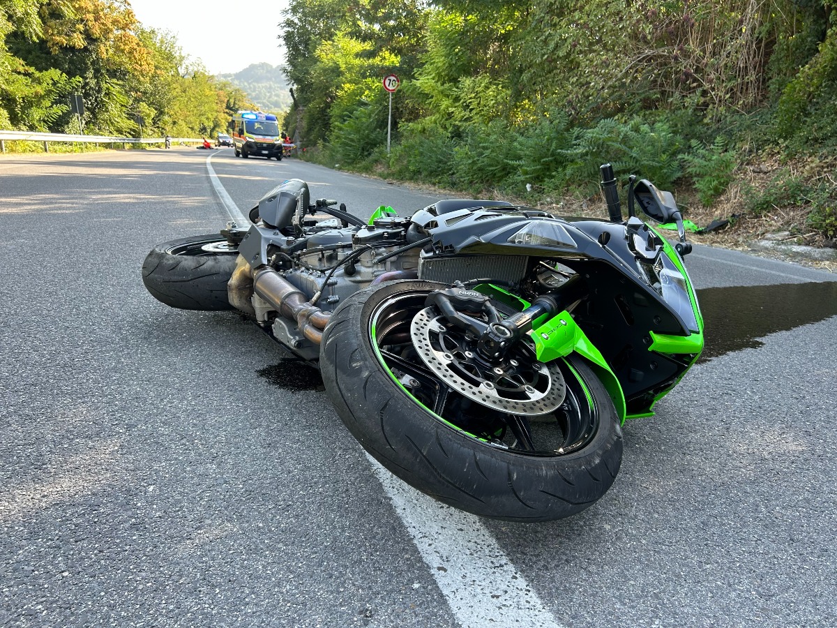 Grave incidente sulla Marecchiese: moto contro ciclista, interviene l'elisoccorso. Statale chiusa al traffico  - I soccorsi dopo l'incidente 