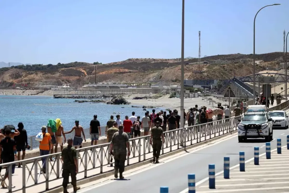 Migrante precipita in mare con un parapendio: morto a un passo da Ceuta - Ceuta © ANSA/AFP