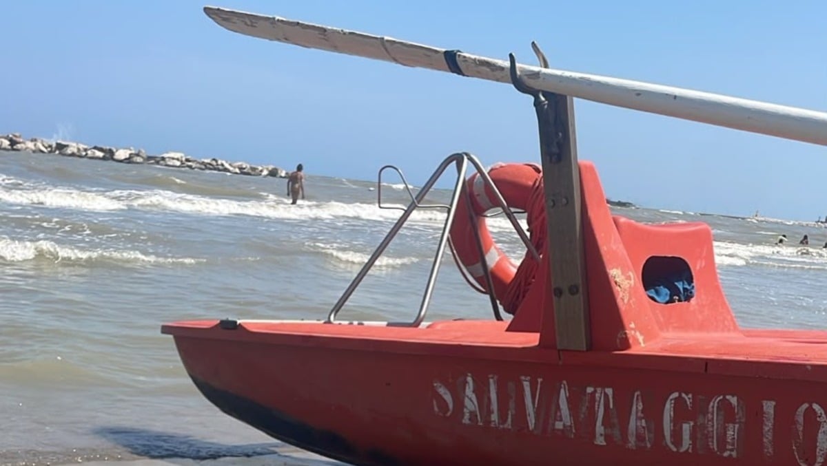 Due bagnini salvano una coppia tra le onde a Rivabella: intervento complesso con mare molto mosso - 