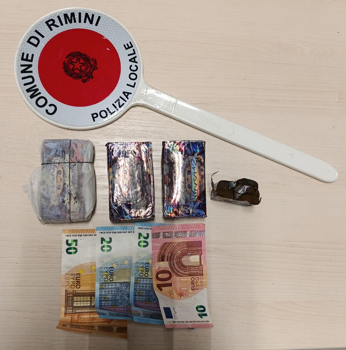 Stesso appartamento, nuovo arresto per droga: nascondeva 4 panetti di hashish in frigorifero - 