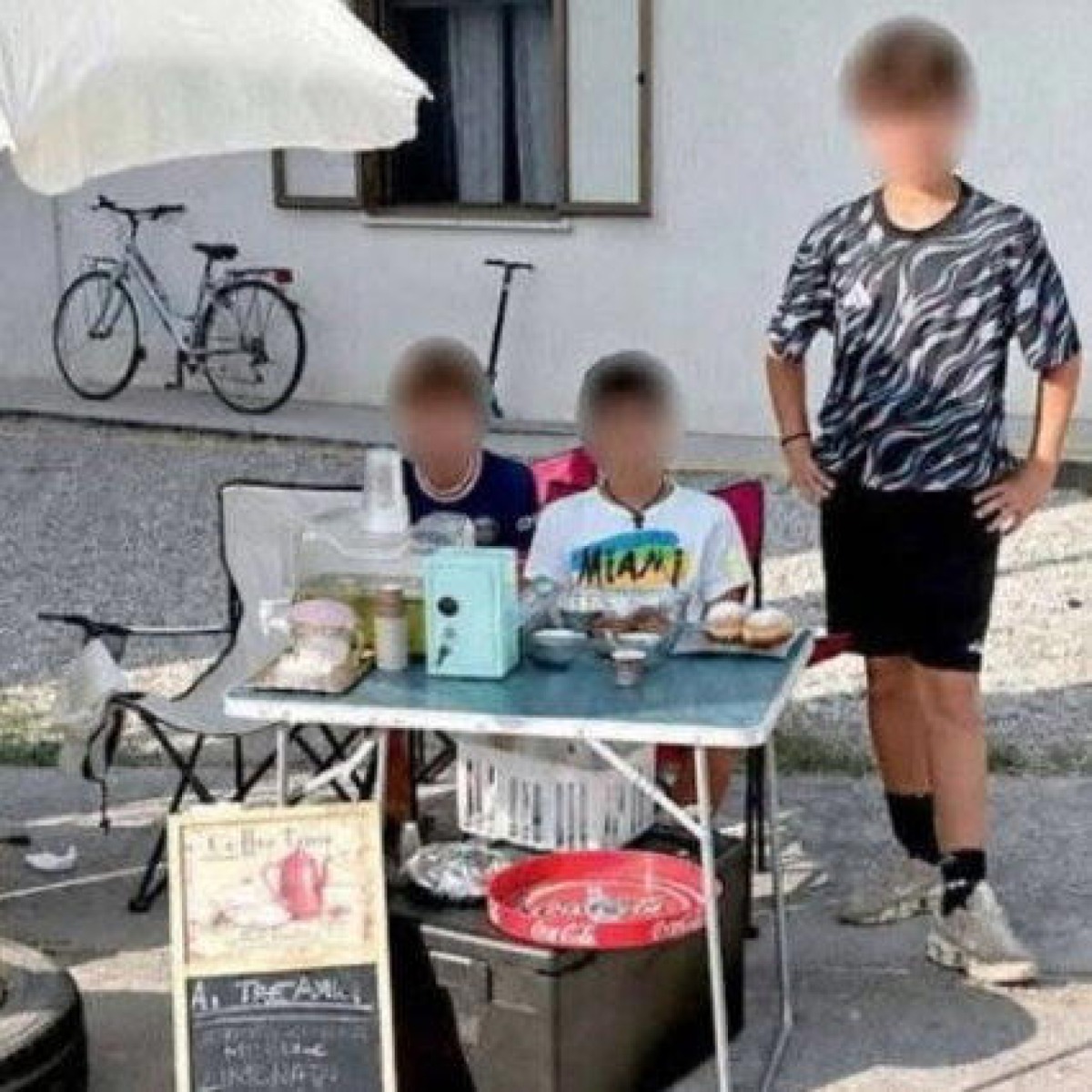 Tre ragazzini vendono limonata e dolci per comprarsi un motorino: interviene la polizia locale -  Instagram