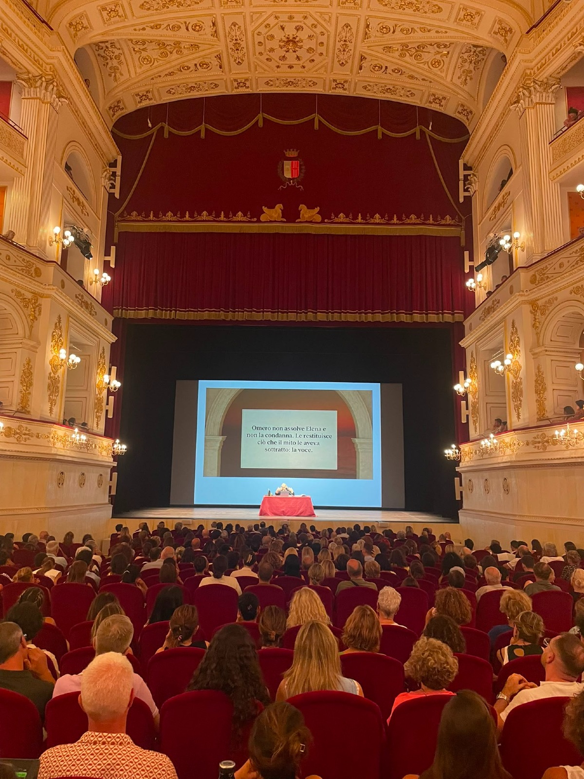 “Omero sotto le stelle” conquista Rimini: teatro Galli gremito per la rassegna sul mito - 