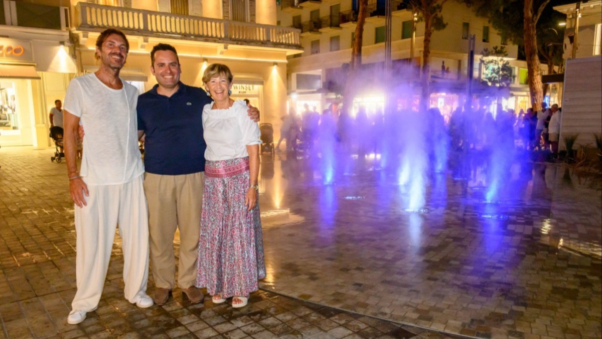 Riccione, la fontana del Faro si accende con luci e musica  - La fontana 