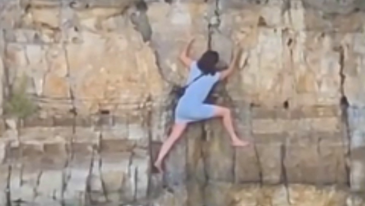 Turista si arrampica sulla scogliera per un selfie e resta bloccata tra le rocce - 