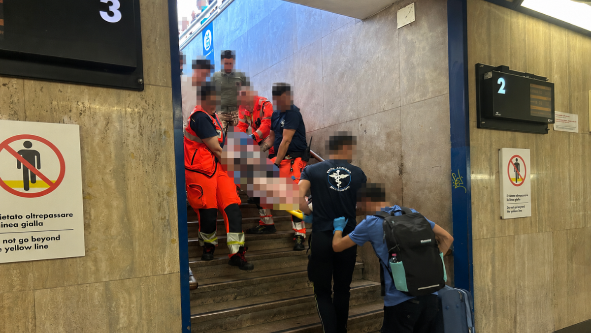 Investito dal treno a Rimini: paura per un giovane. Ricoverato in eliambulanza - Il ferito portato via in barella