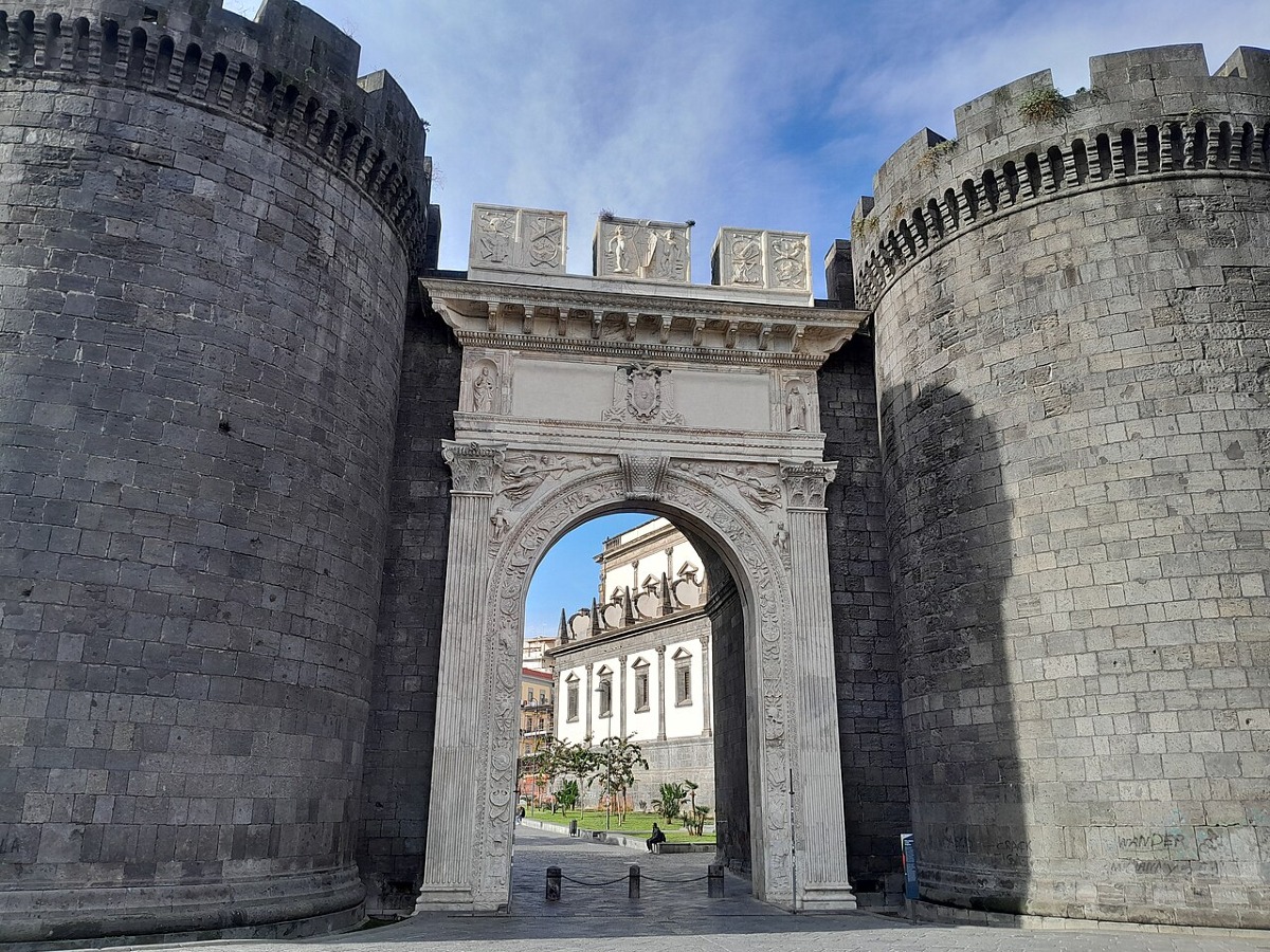 Rissa a Porta Capuana, uomo accoltellato alla nuca: è grave - © wikipedia