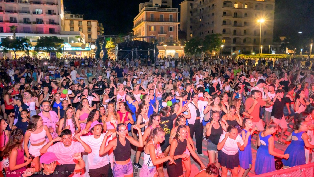 Riccione, in scena il Kawabonga Party xxl: musica e spettacolo in Piazzale Roma - La folla in piazzale Roma 