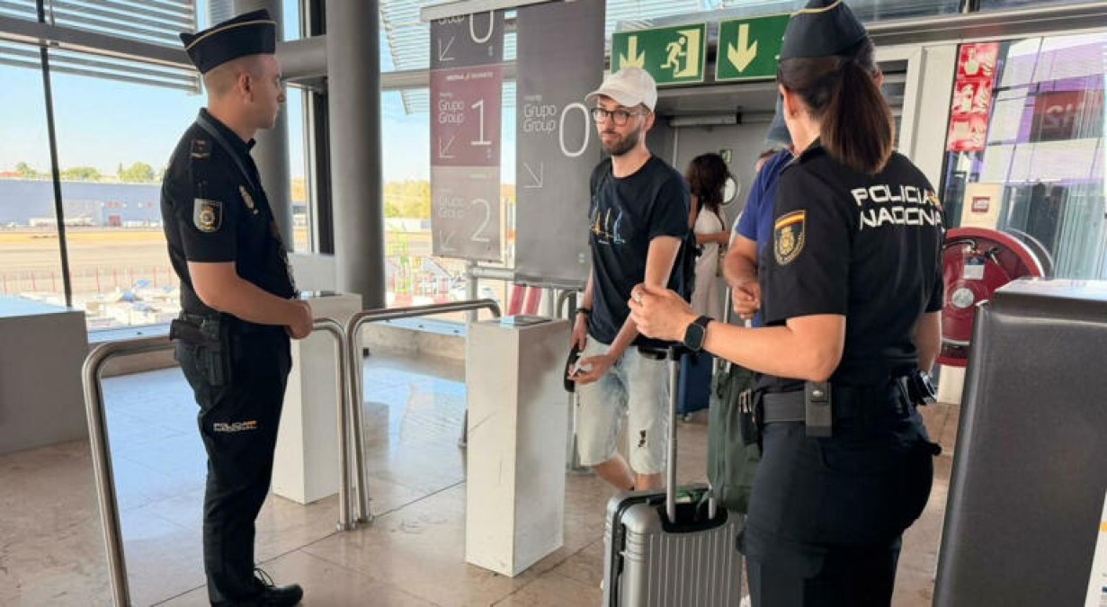 Scontro Italia-Spagna, famiglie bloccate a Minorca: "Ore al gate per la carta d'imbarco di un bambino, vacanze rovinate" - © Anthology