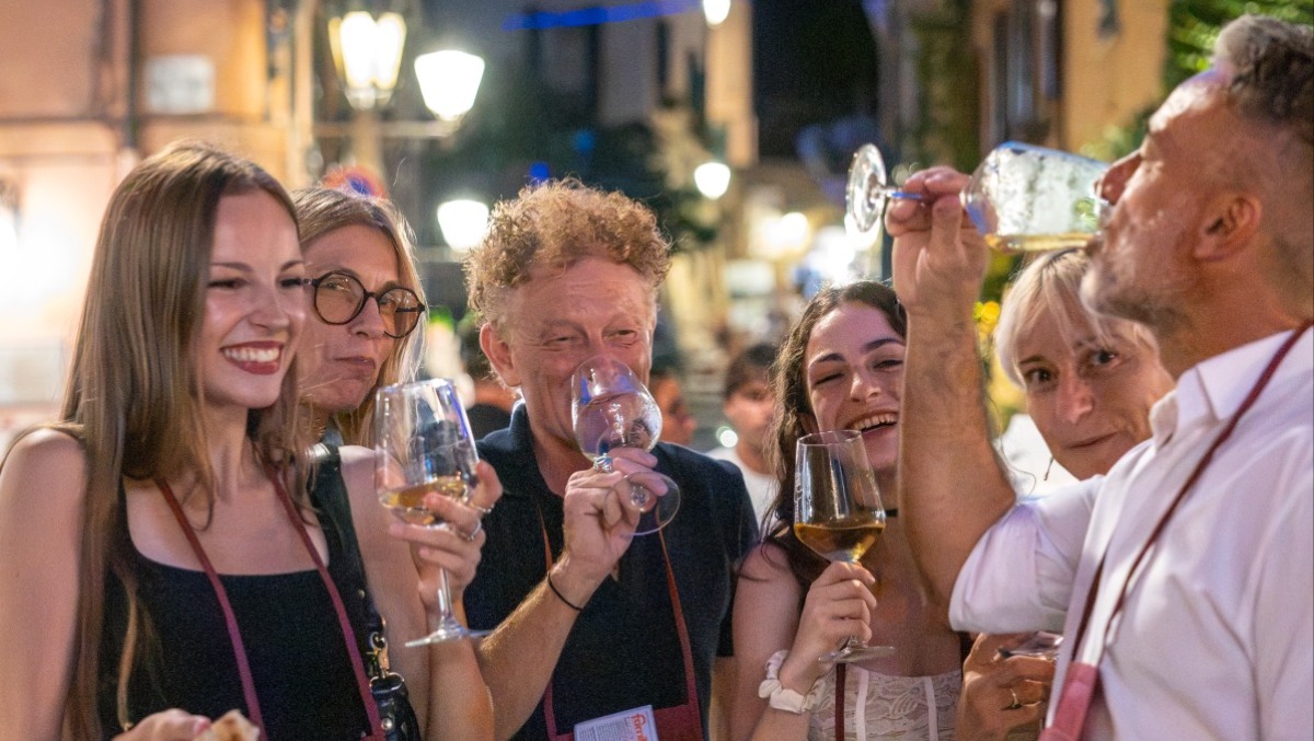 Le immagini di Calici Santarcangelo: l'evento non delude le attese. Gli organizzatori: "60.000 persone in due giorni" - Calici Santarcangelo