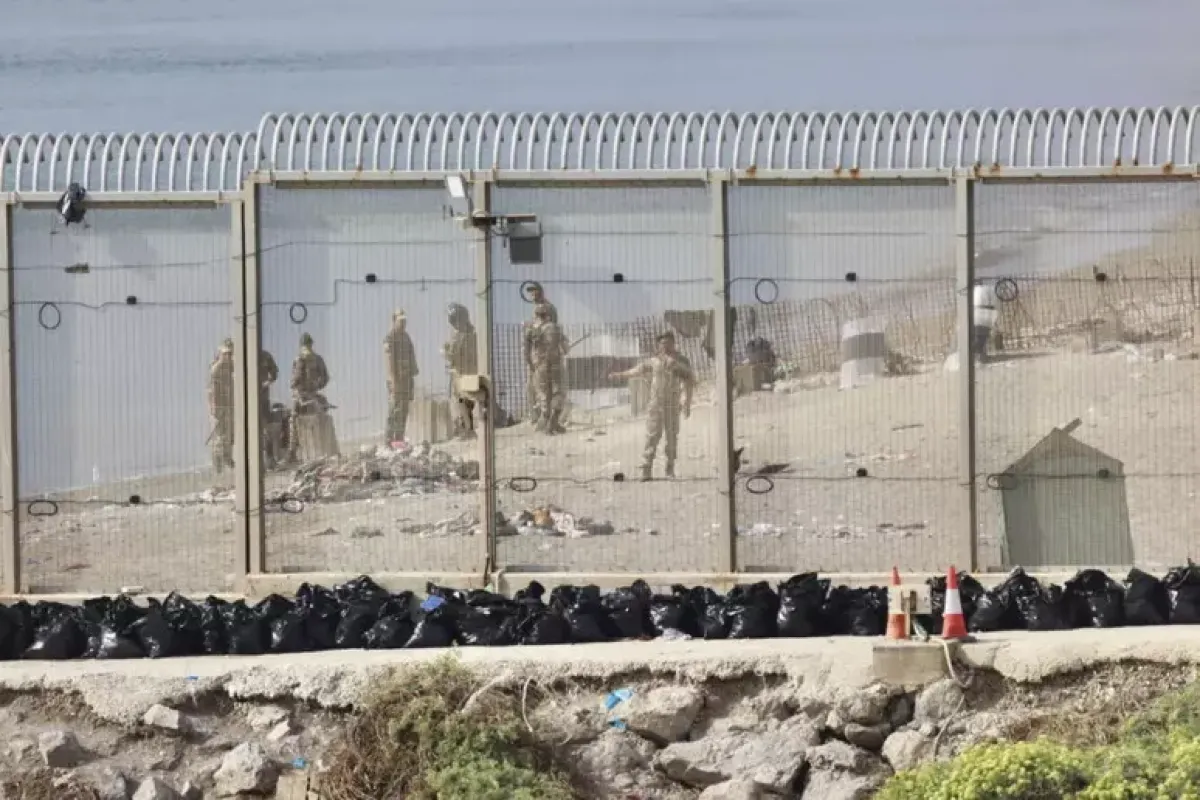 Migliaia di residenti in piazza a Ceuta: "La città non si arrende" - © ANSA/EPA