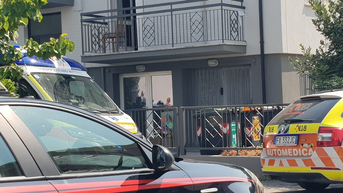 Donna precipita dal terrazzo a Rivabella, elitrasportata in gravi condizioni