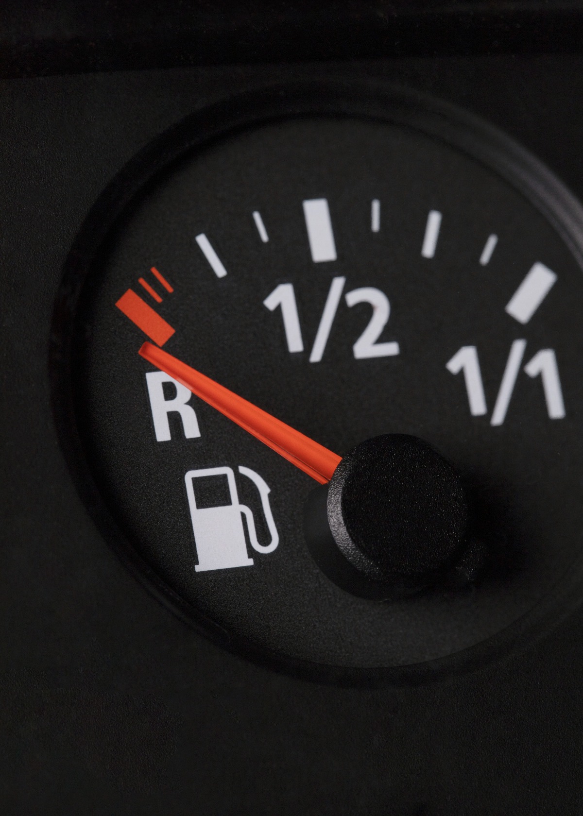 In lieve calo il prezzo dei carburanti, diesel a 2,073 euro. Sale l'elettricità - 