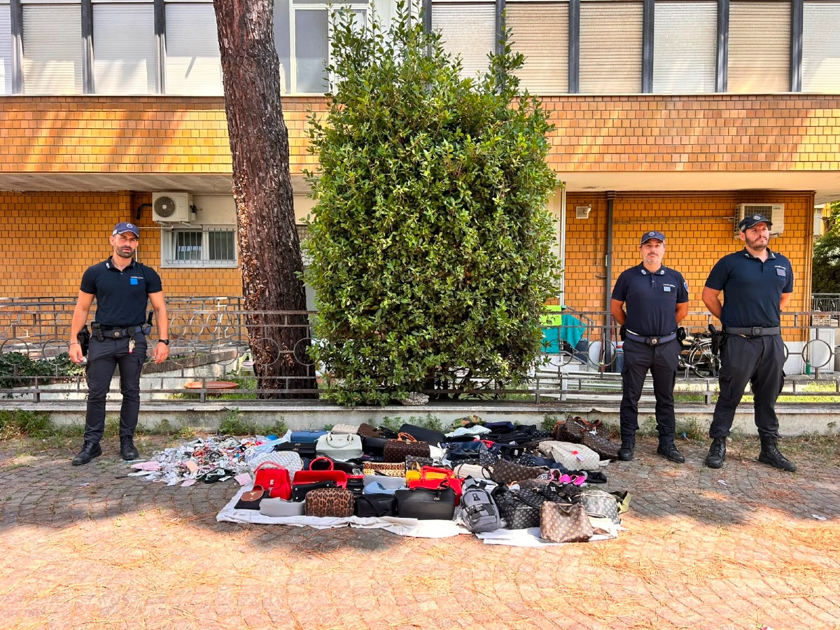Blitz della Polizia Locale sulla spiaggia di Bellaria Igea Marina: sequestrati centinaia di prodotti - 