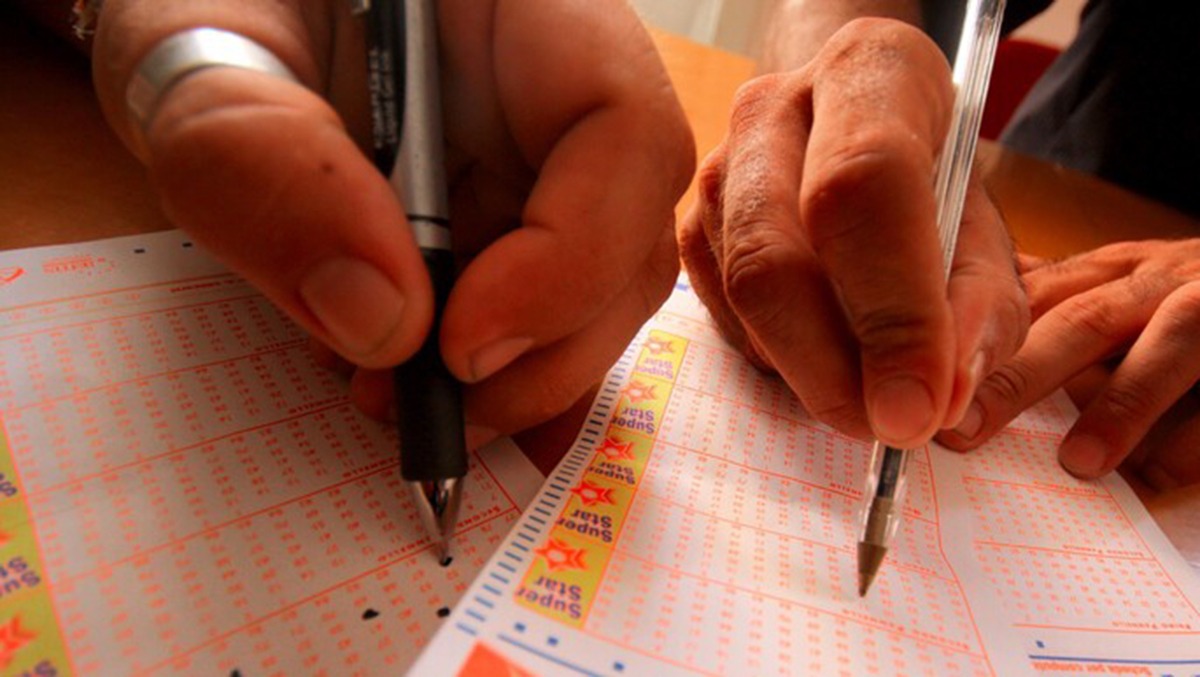 In anticipo per cena, giocano al Lotto per passare il tempo: vincono 10 milioni di euro - 