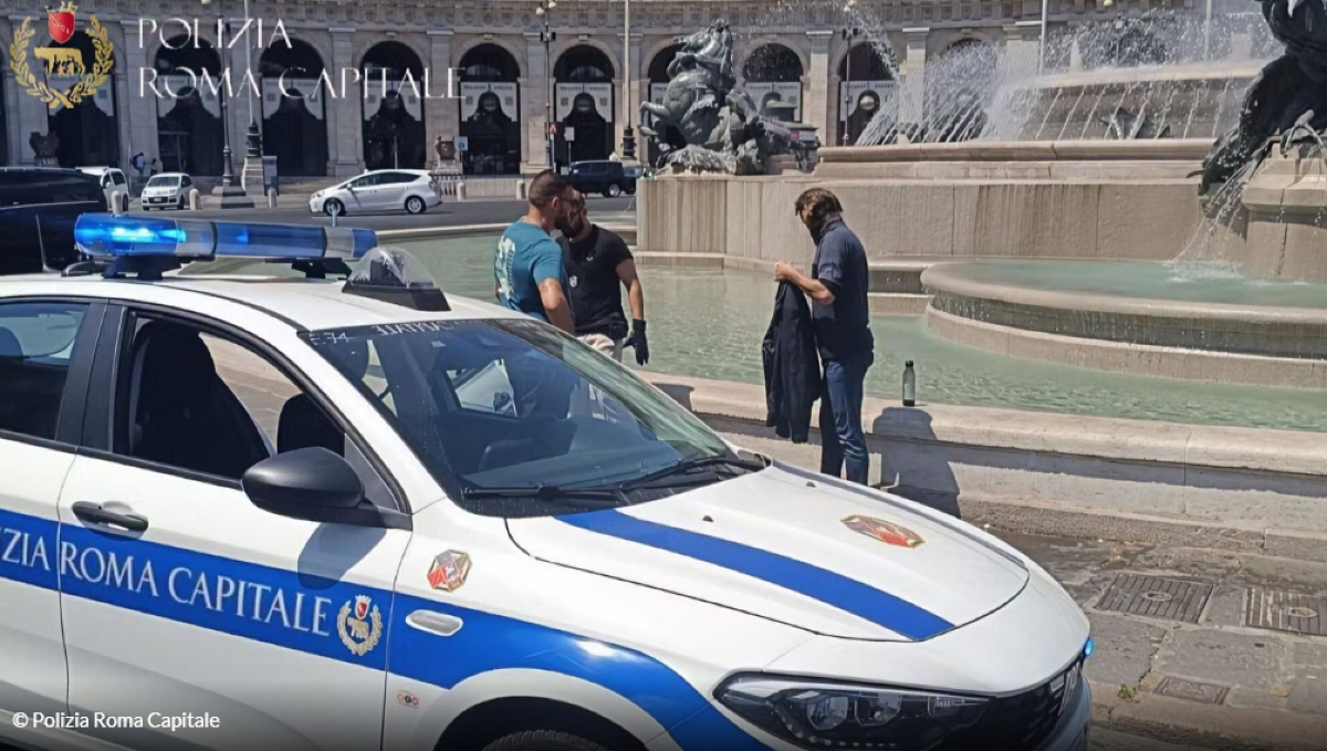 Turista si tuffa nella Fontana delle Naiadi per sfuggire al caldo: multato e allontanato - 