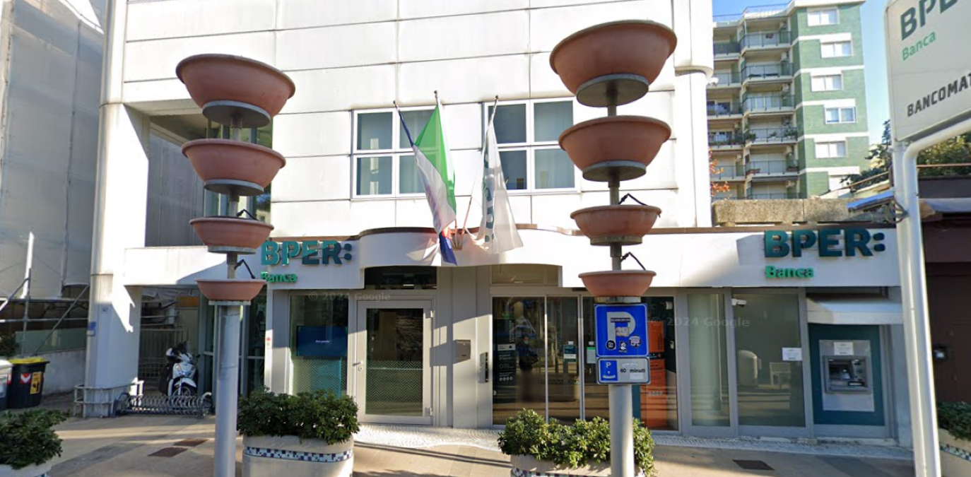 Rapina alla Bper di Riccione, tre finti imbianchini legano i dipendenti e fuggono con il bottino - La filiale Bper di viale Dante a Riccione
