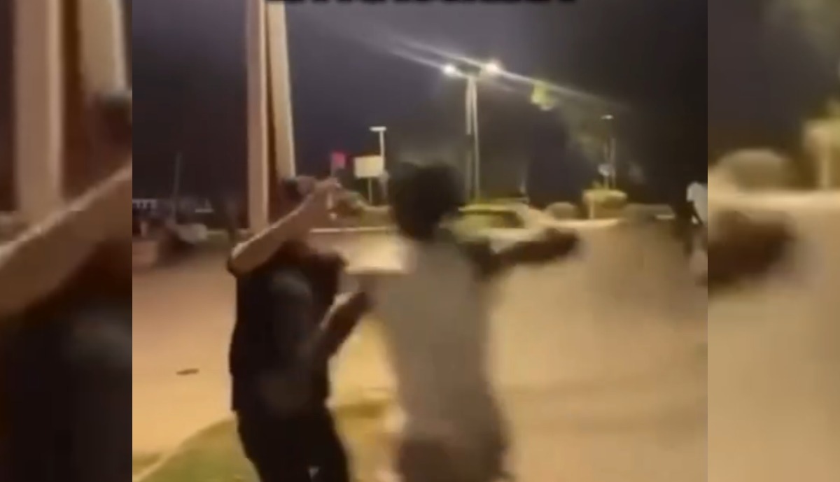 Movida violenta a Riccione: botte nel parcheggio e poi l'auto contro un ragazzo - Un fermo immagine del video postato sui social
