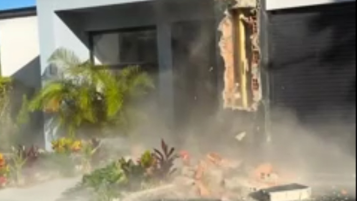 La fuga in strada mentre i muri crollano: il video della famiglia Castellanos - Un immagine del video