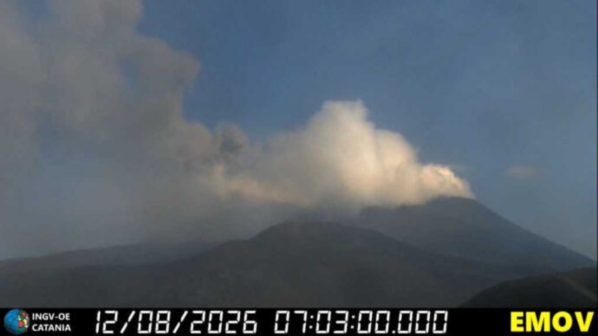 Eruzione Etna, caos voli in Sicilia: aeroporto di Catania fermo fino alle 18 - 