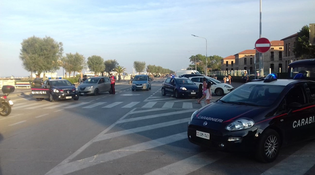 Poliziotto causa un incidente e scappa, poi aggredisce un anziano per rubargli l’auto e si schianta di nuovo - Repertorio