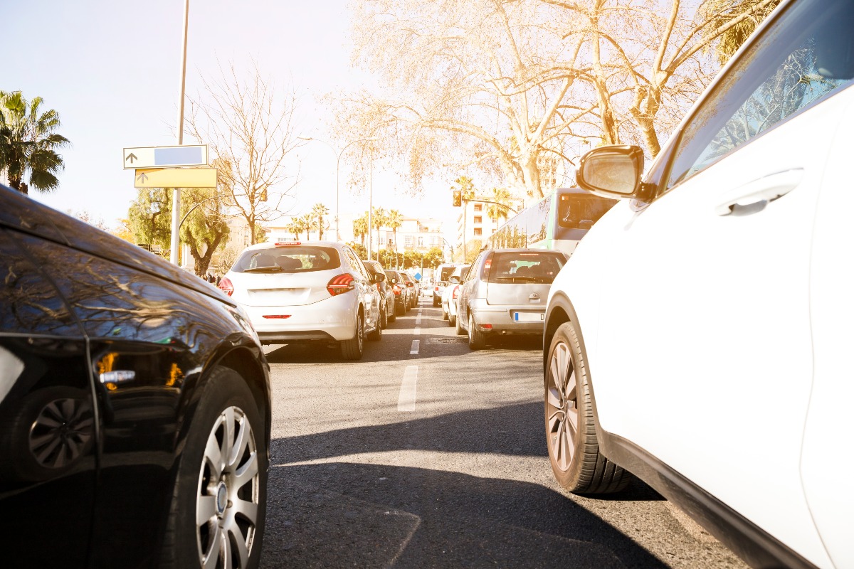 La figlia prende a calci un’auto in sosta: i genitori picchiano la proprietaria - 