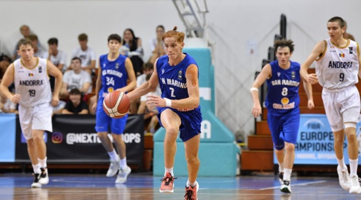 Basket C, Renzi e Guida in canotta Titans - 