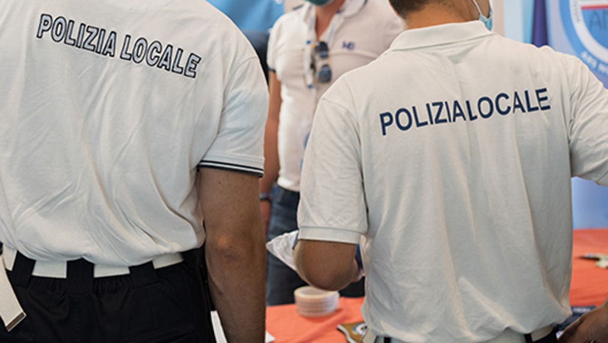 Bologna, chiede di abbassare la musica: agente della polizia locale aggredito con una testata, naso rotto - Repertorio