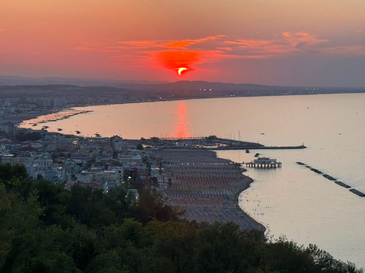 Eclissi e tramonto: spettacolo nel cielo di Gabicce Monte mercoledì sera - 