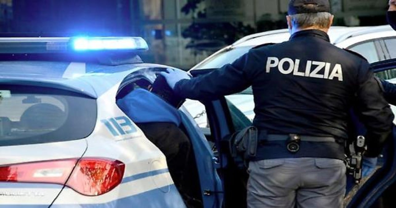 Ruba un profumo e spinge la commessa del negozio: arrestato a Rimini 