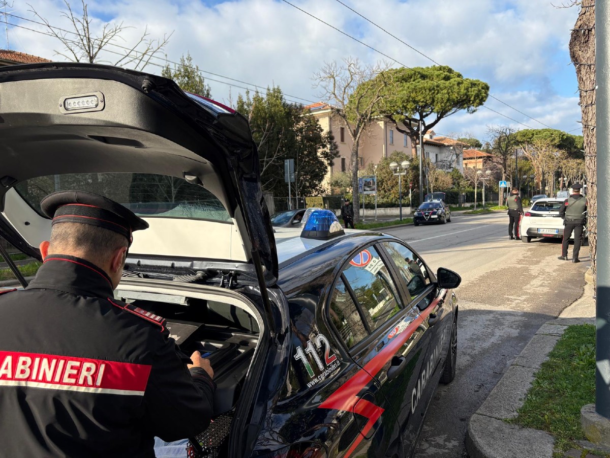 Rimini: minacciato di morte con un coltello per un pacchetto di sigarette. Due denunciati  - 