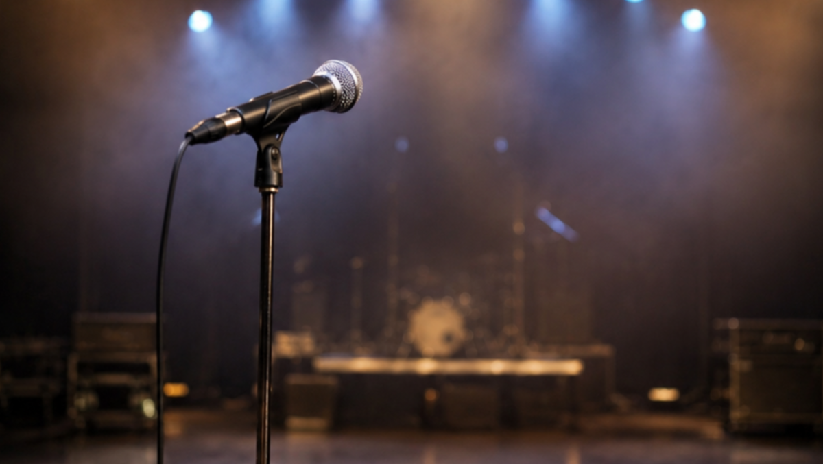 Torna il Meeting Music Contest: ecco i cinque che si contendono la vittoria - Microfono, palco (Immagine realizzata con Chatgpt)