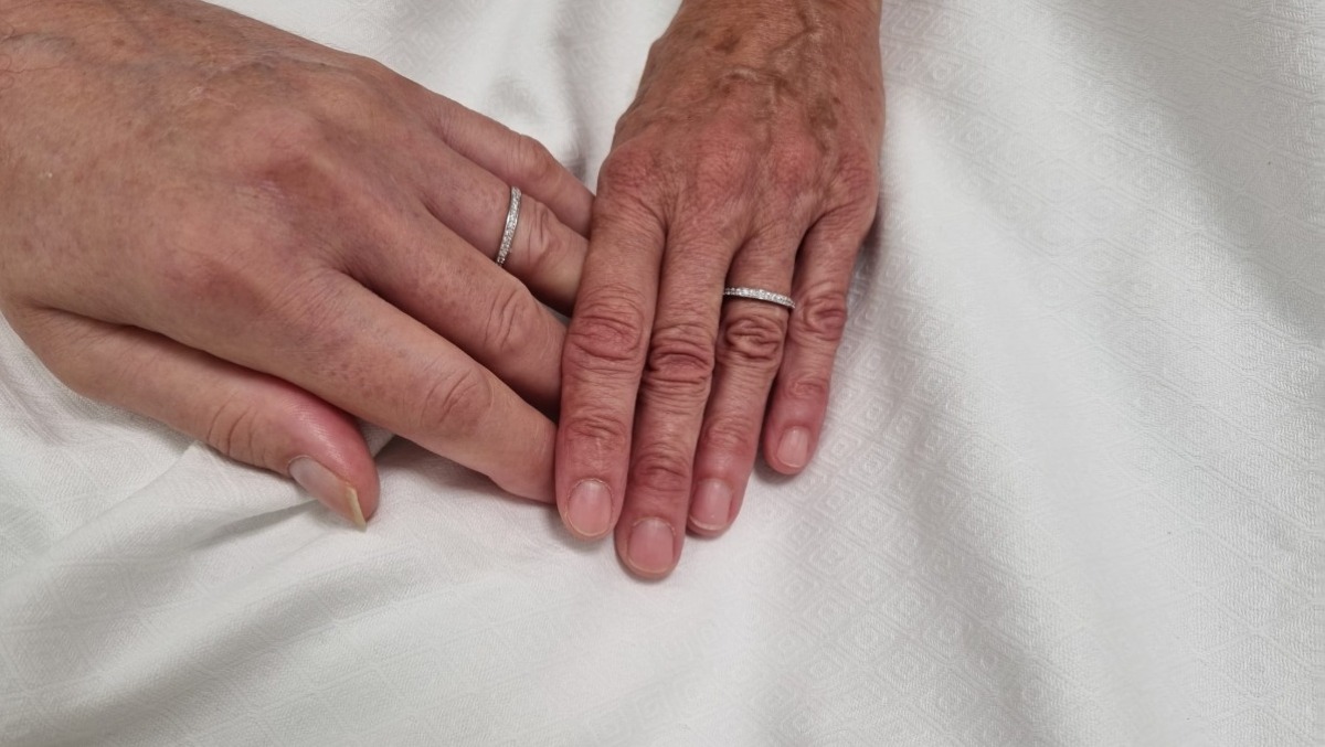 Una coppia si sposa al Pronto Soccorso: la commovente storia dall'ospedale di Rimini - Le mani dei due sposi
