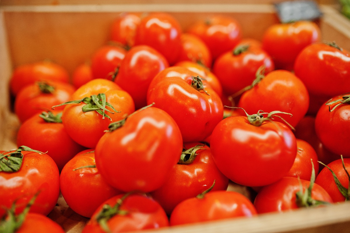 Il carico di pomodori finisce nel parcheggio: auto danneggiate e feriti - 