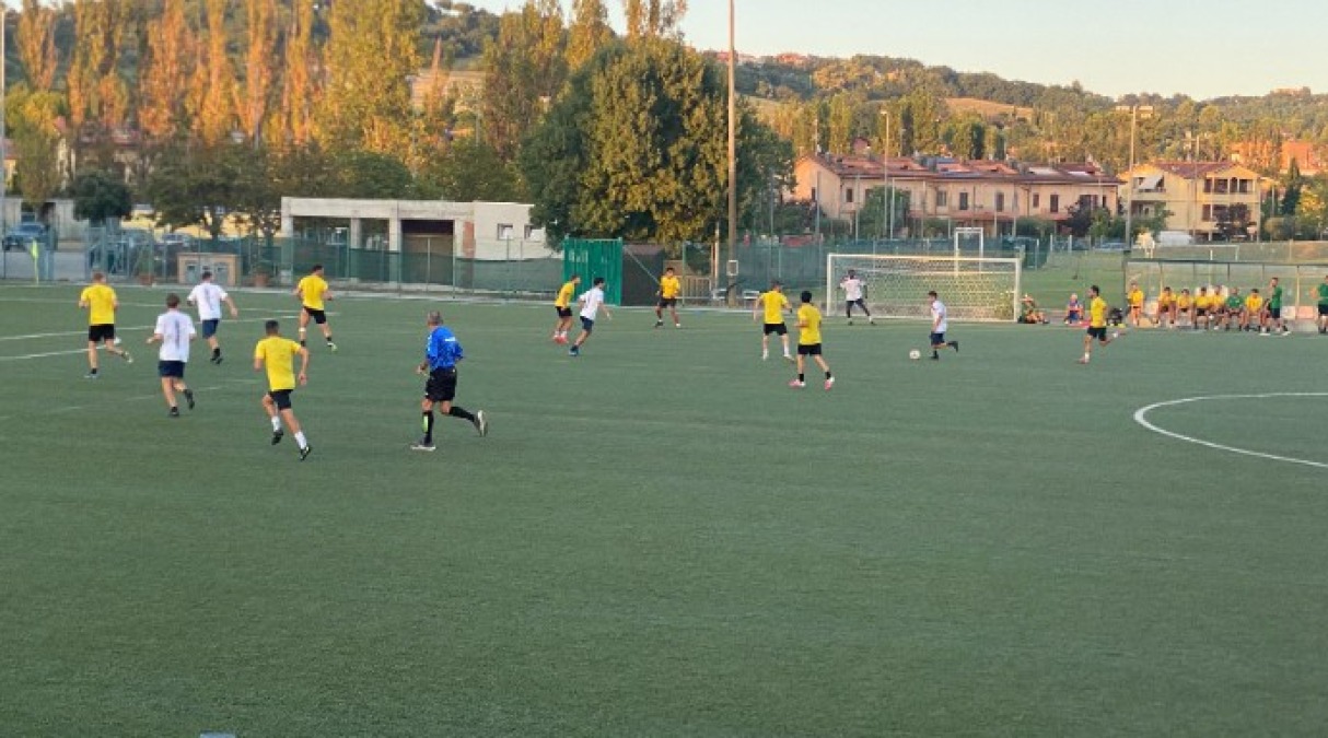 Calcio, Cosmos vincente sul Gabicce Gradara (0-2) - Un attacco del Gabicce Gradara