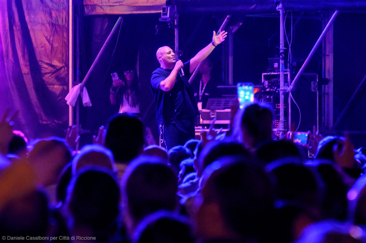 Riccione accende il Ferragosto: musica, fuochi d’artificio e festa in piazza - 
