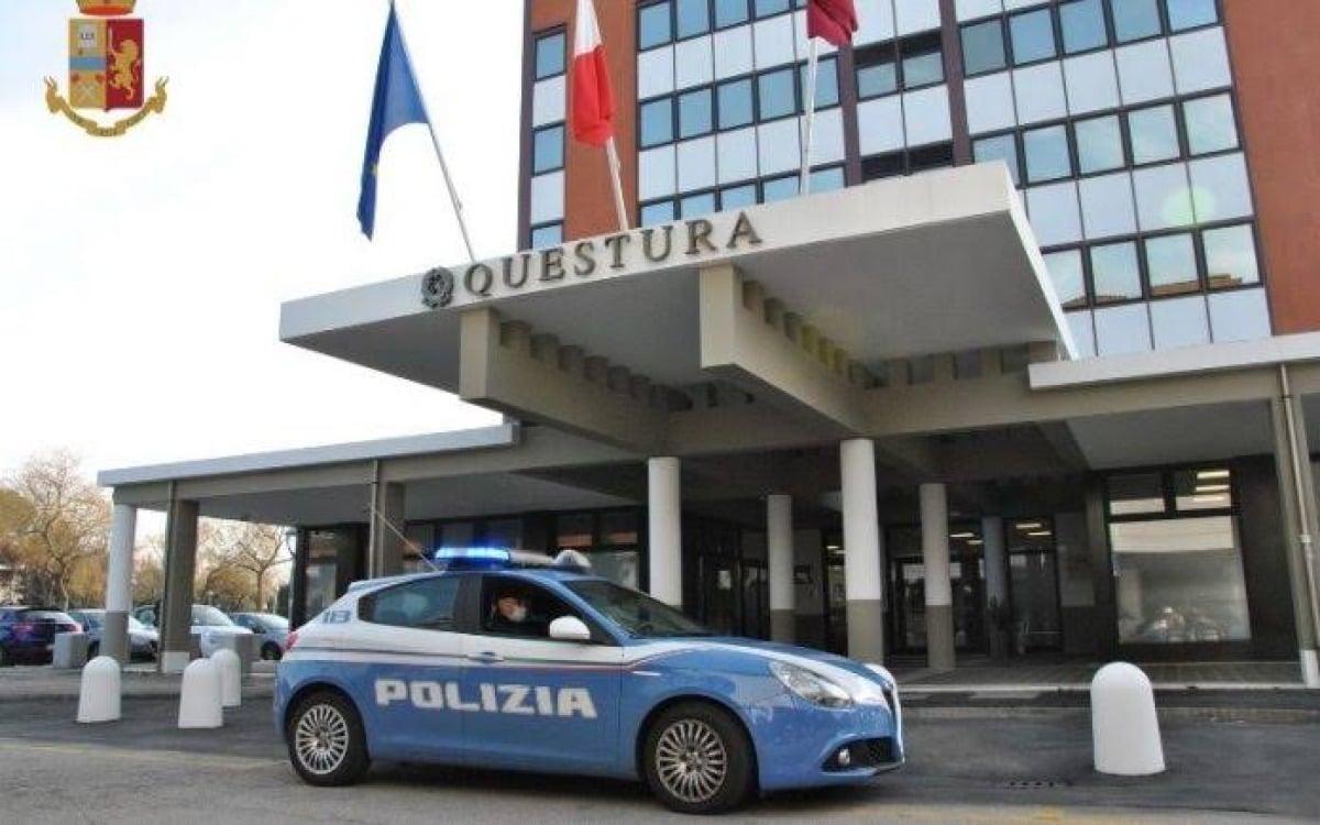 Rimini: paga una lattina di tè ma nasconde 600 euro di creme solari nello zaino. Arrestato alle Befane - 