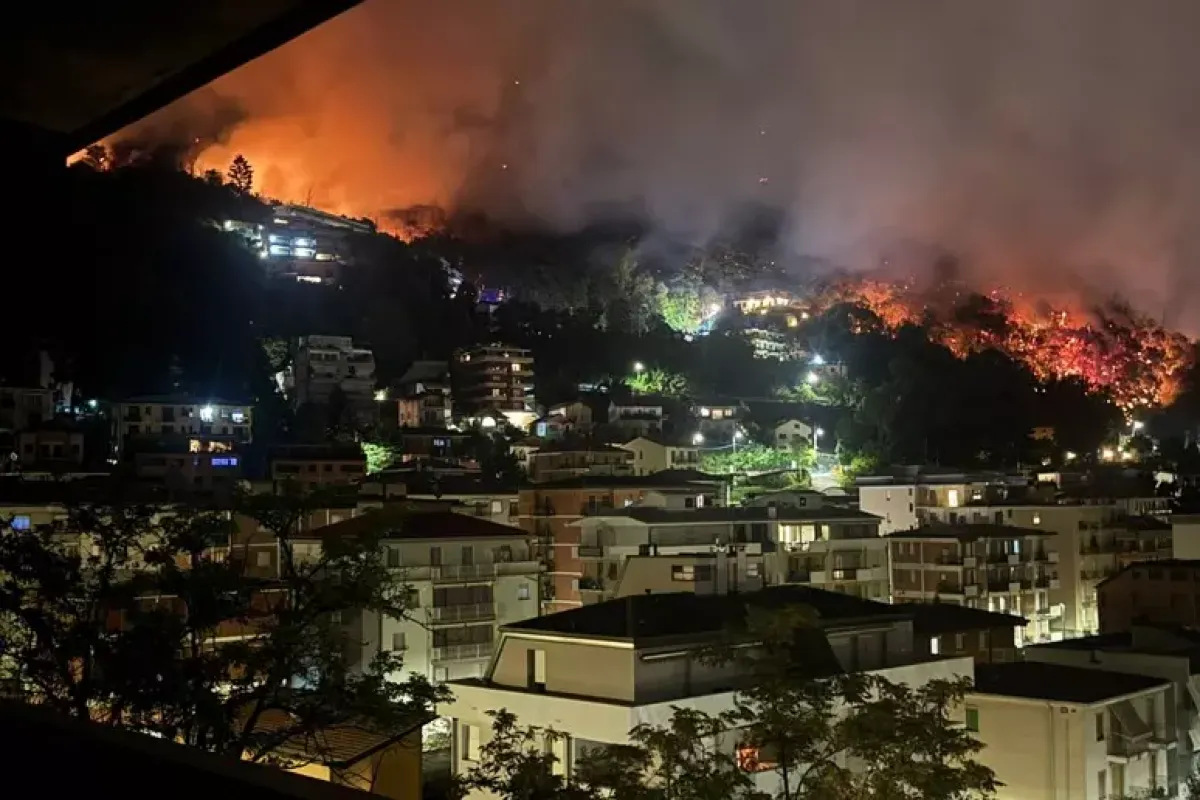 Como, domato dopo 30 ore l’incendio sul Monte Goj: evacuate 50 persone - PH ANSA