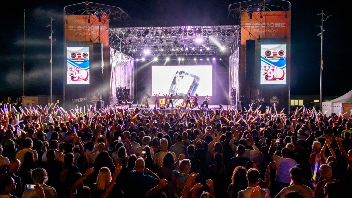 Riccione, il Ferragosto di piazzale Roma balla con Nostalgia 90 - La folla in piazzale Roma 