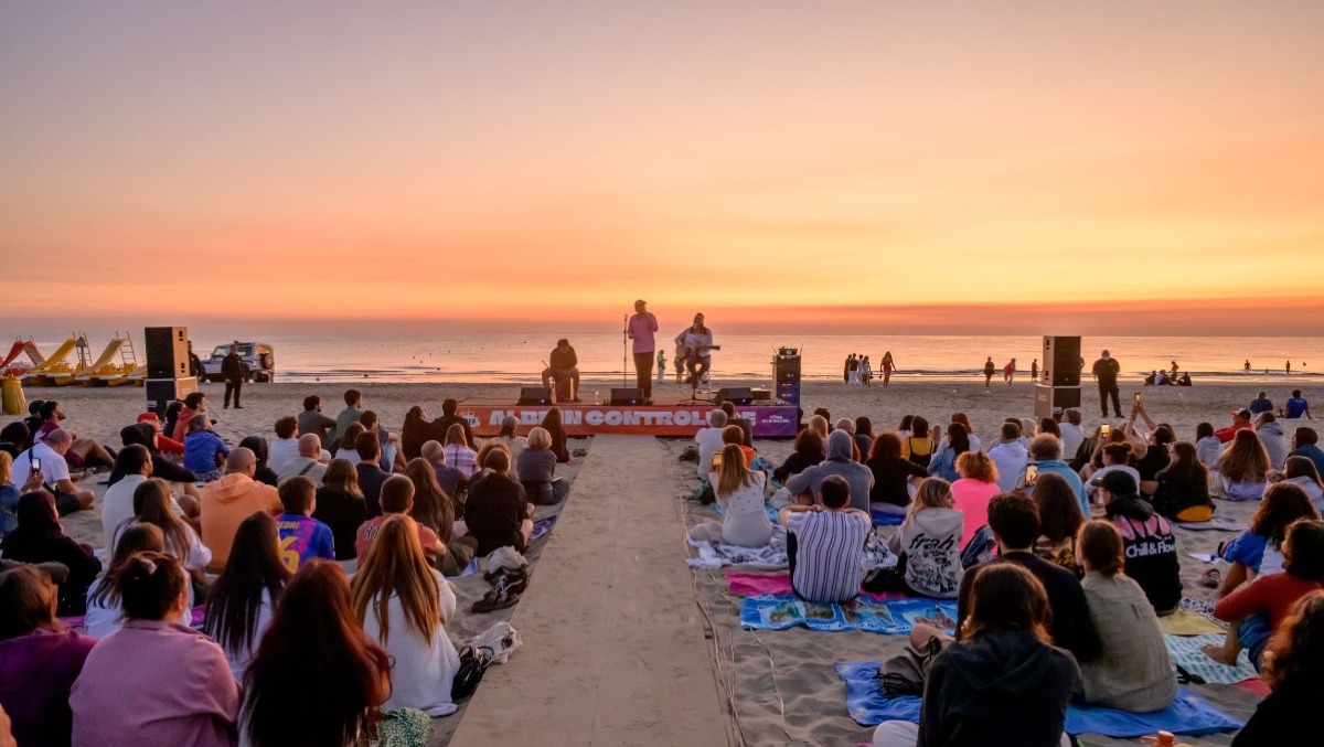 Riccione, Dutch Nazari saluta l’alba sulla spiaggia del Marano - Gli appuntamenti all'alba