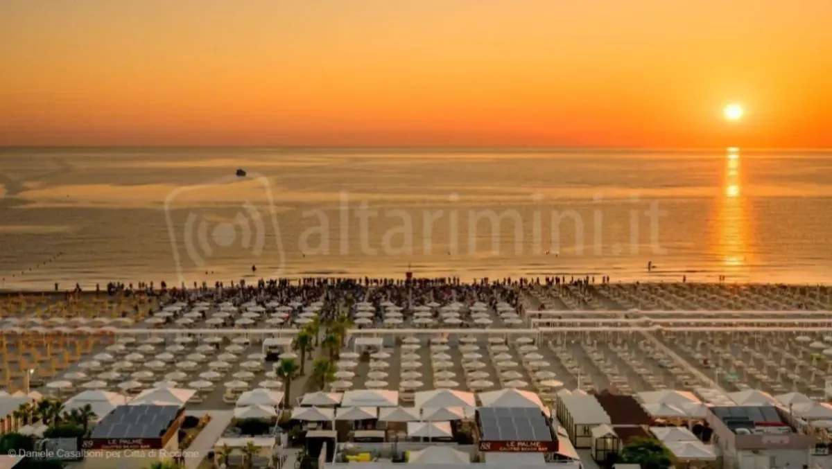 Rimini quarta tra le spiagge d’Europa per qualità prezzo. Ma quanto si spende per una giornata al mare? - La spiaggia di Rimini 