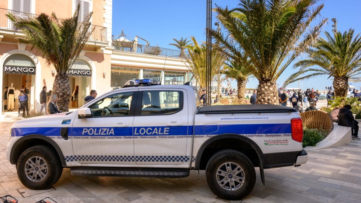 Ferragosto a Riccione, controlli della Polizia locale: tre arresti - I controlli in viale Ceccarini 