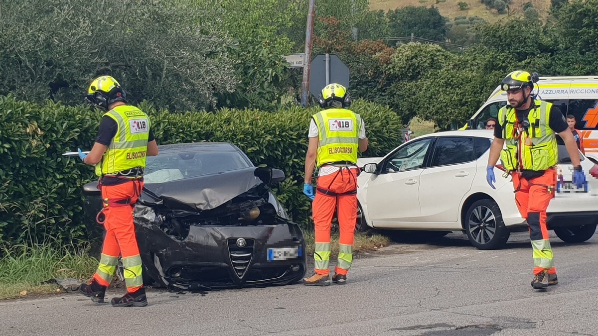 Scontro frontale a Monte Colombo: una ragazza di 21 anni trasportata in elicottero - 
