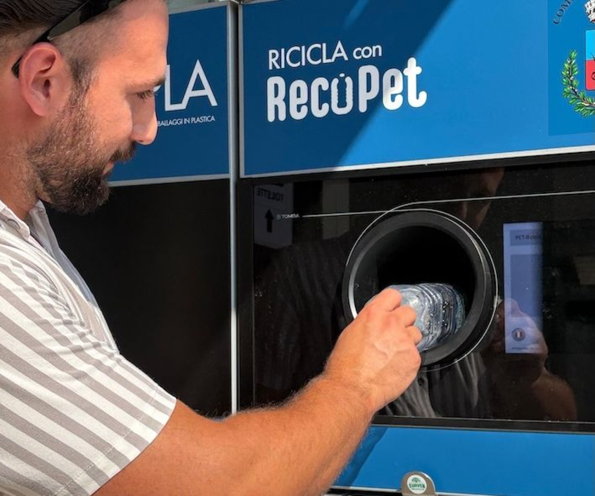 San Clemente, arrivano due nuovi ecocompattatori per riciclare le bottiglie in PET - 