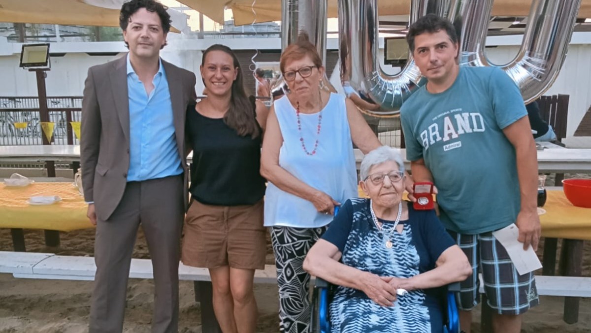 Rimini, l'assessore Morolli porta i saluti a nonna Carla: 100 anni festeggiati sulla spiaggia - 