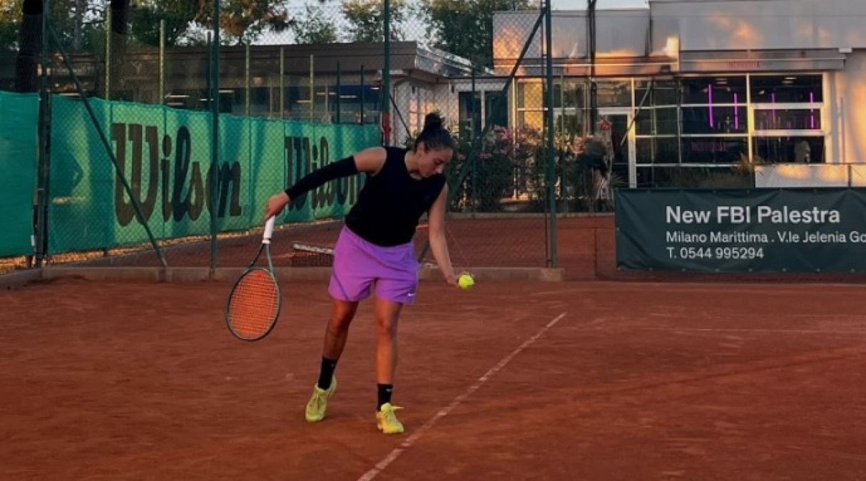 Tennis, a Viserba in semifinale Amati, Lanzoni, Rondinelli ed Omiccioli - Evelyn Amati al servizio
