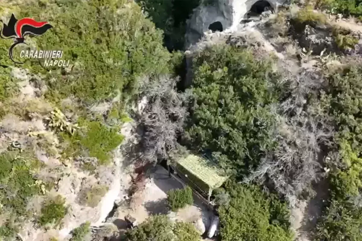 Resort di lusso abusivo a Ischia, quattro denunciati: area a rischio frane - 